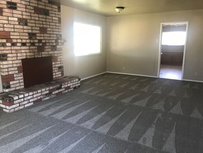 Building Photo - Don't miss this wonderful spacious home!