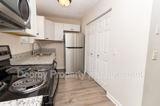 Building Photo - 1109 E 8th St