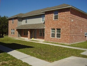 Building Photo - 310 Creek