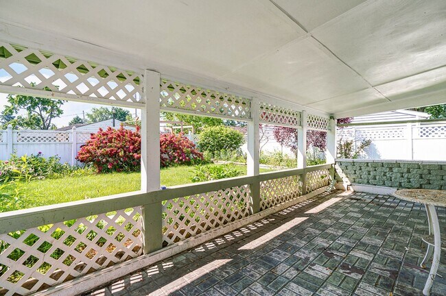 Building Photo - 3 bed, 2 bath Ranch with large backyard