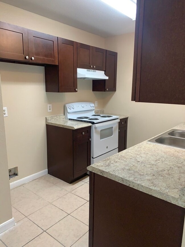 Building Photo - Newly refreshed 2BD/2BA duplex in Eagle La...