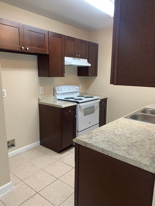 Foto del edificio - Newly refreshed spacious 2bedrooms,2 baths duplex in Eagle Lake, TX.