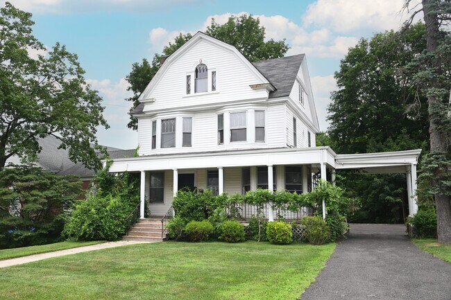 Foto del edificio - 137 Deer Hill Ave