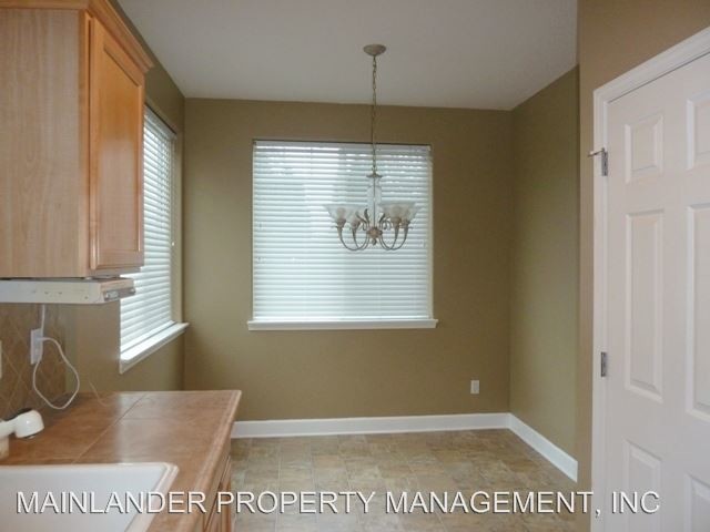 Building Photo - 15650 SW Peachtree Dr