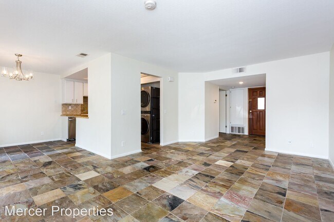 Building Photo - 524 Via De La Valle