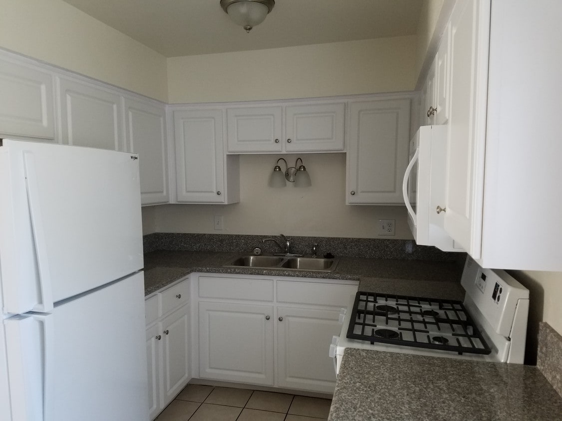 Downstairs unit with yard. - 8930 Edgemoor Dr