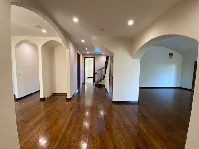 Building Photo - 475 S La Peer Dr