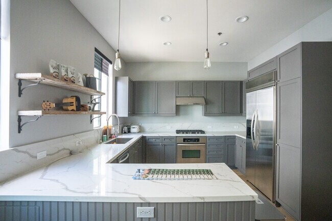 Building Photo - 5300 Playa Vista Dr