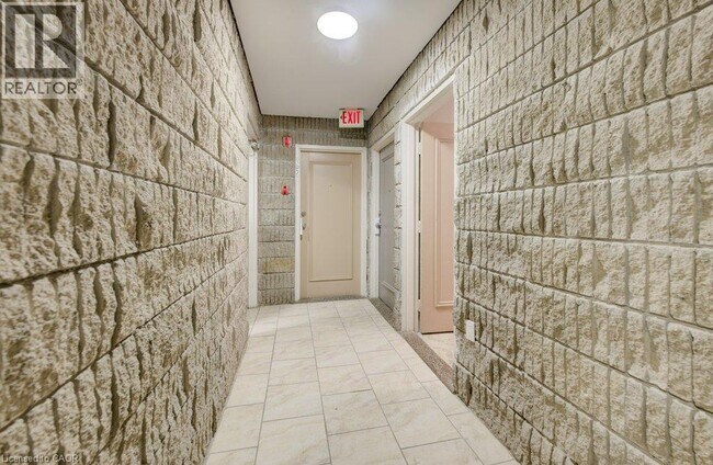 Photo du bâtiment - 370 Admiral Dr