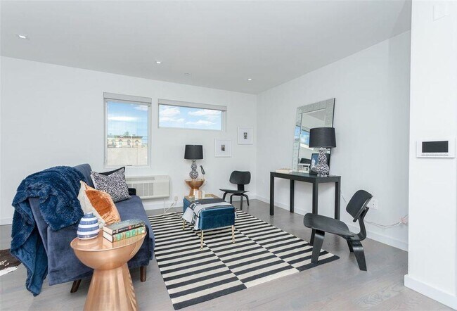 Foto del edificio - 6116 Madison St