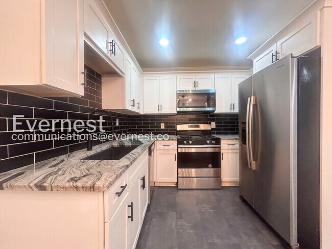 Building Photo - 3119 Lone Oak Ave SW