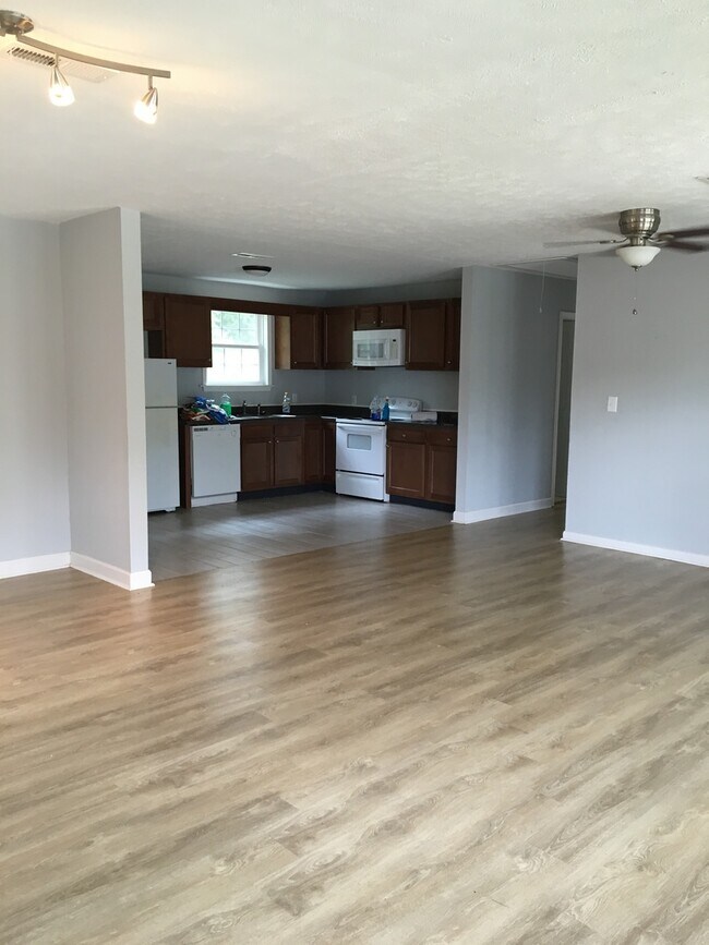 Photo - 3 bedroom, 1 bath home in Bordeaux, 15 min...