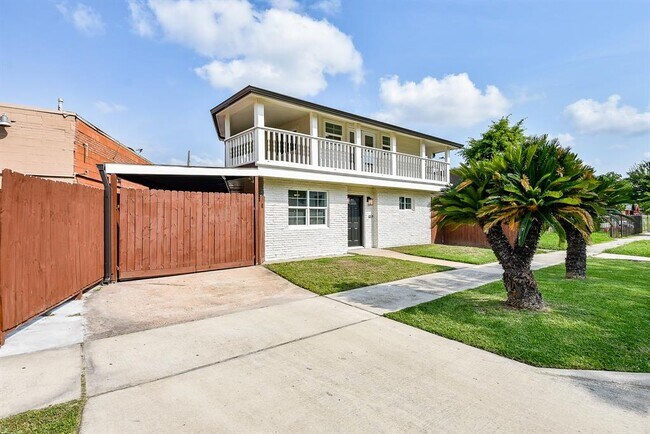 Building Photo - 2509 Oakcliff St
