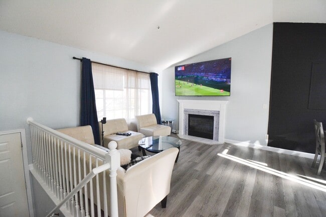 Building Photo - Modern 5-Bedroom Home for Rent in Rocheste...