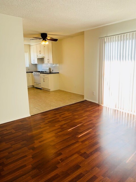 Foto del edificio - 4565 Oakwood Ave