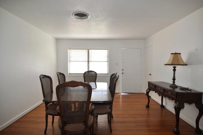 Foto del edificio - 3728 Slade Blvd