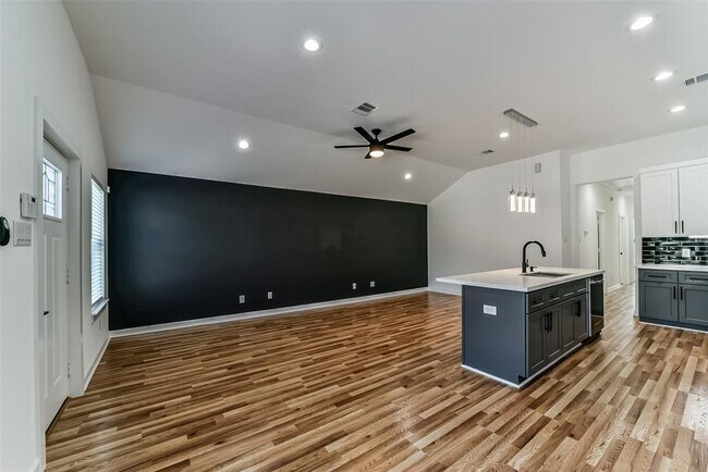 Foto del edificio - 5714 Beldart St