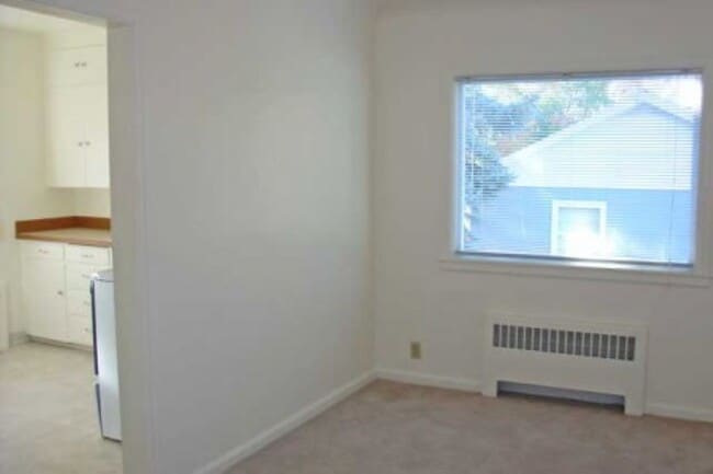 Building Photo - 1002 Yale Ave