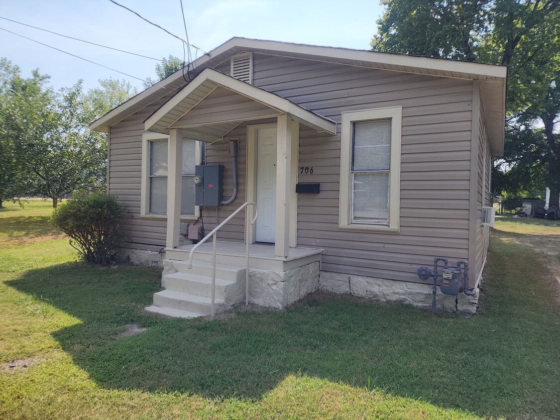 Primary Photo - 706 Ash St