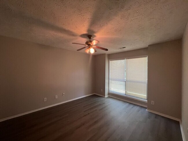 Foto del edificio - 1845 Tryon Dr