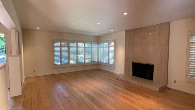Building Photo - 2962 Gibbons Dr
