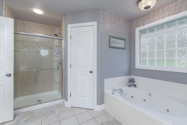 Foto del edificio - 3 Bedroom Home 2 Bath 2 Car Garage - Great...