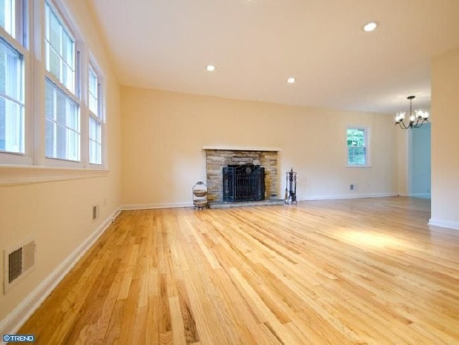 Living Room - 339 Hamilton Ave