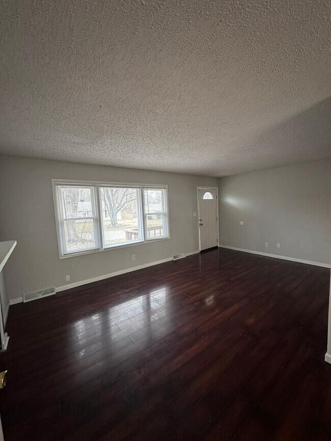 Building Photo - 4 bedroom 2 bath