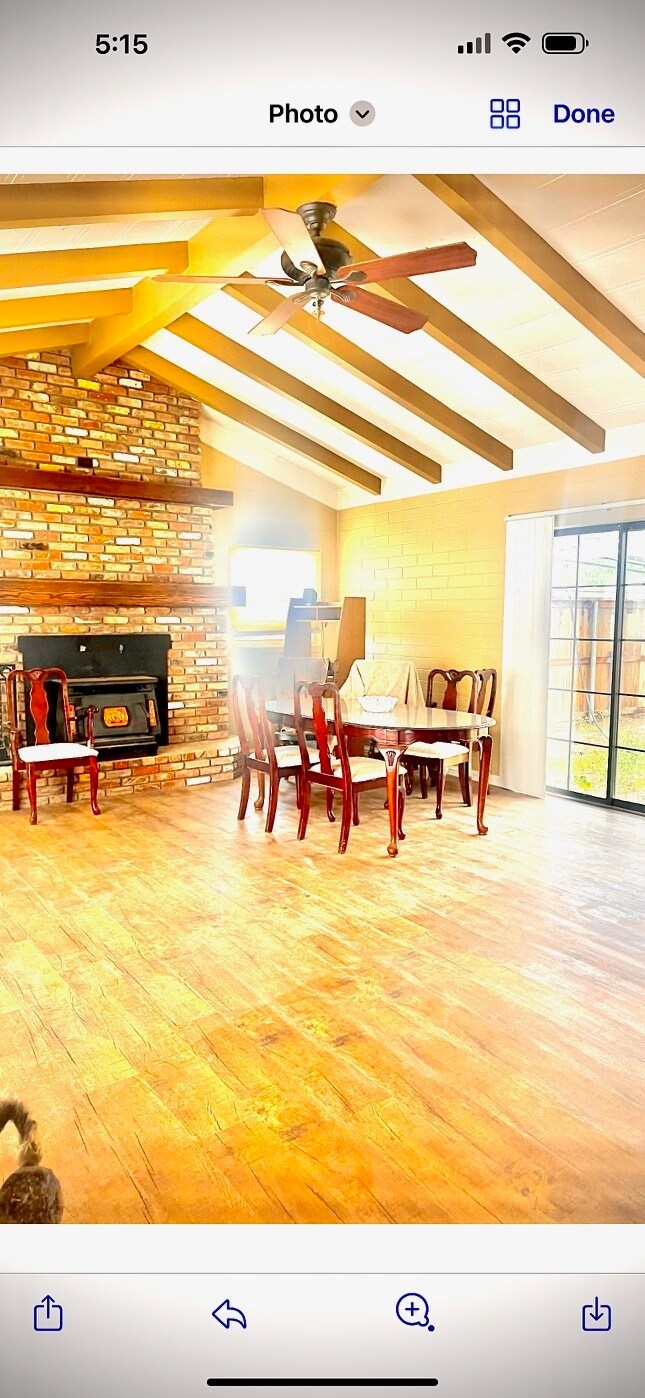 Sala familiar y comedor - 48823 100th St E