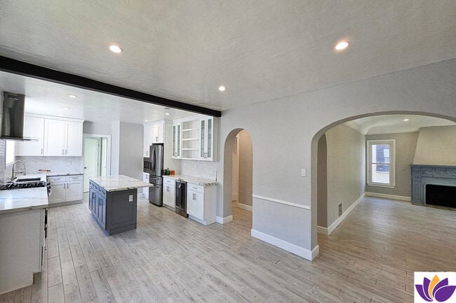 Building Photo - 1152 S Hayworth Ave