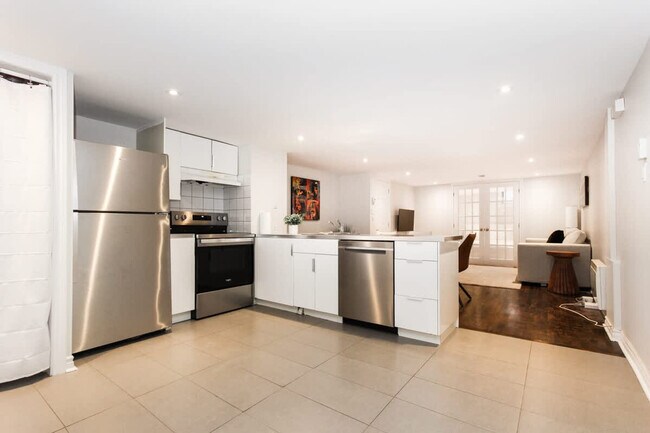 Building Photo - 8643 Rue Saint-Denis-SI ID1520405P