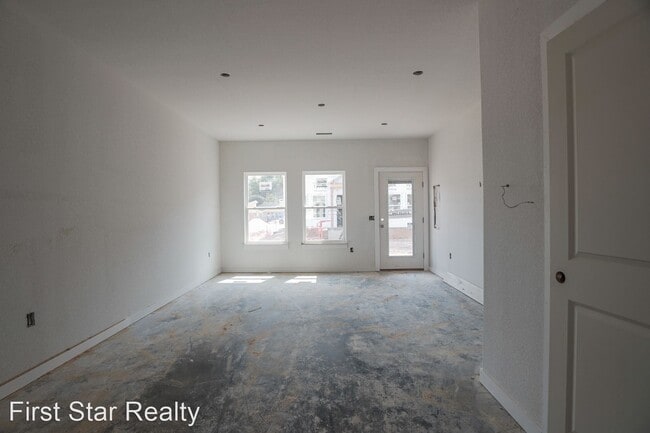 Building Photo - 2 br, 2.5 bath House - 654 N Littlefield-U...