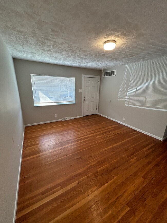 Building Photo - Beautiful 2 Bedroom & 1 Bathroom Bungalow ...