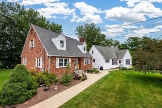 Building Photo - 5 Ravine St