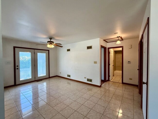 Building Photo - Awesome 2 Bed/1 Bath Duplex Unit! In-Unit ...