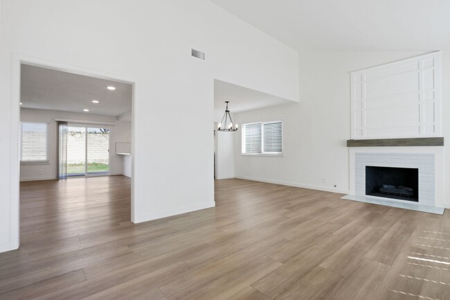 Foto del edificio - Immaculately Rehabbed Home in Fountain Valley