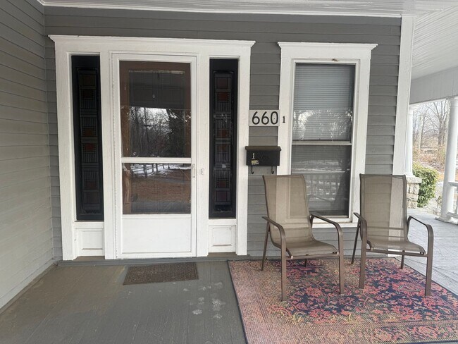 Foto del edificio - 1 Bedroom unit in Dunleath Historic District - Office Space & W/D Connections!