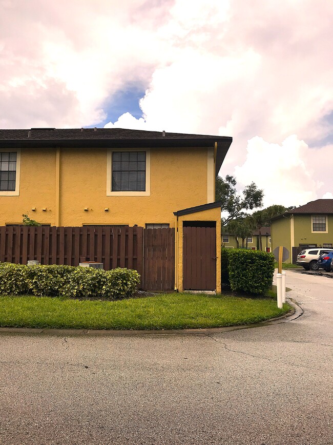 Foto del edificio - 7404 Woodburn Ct