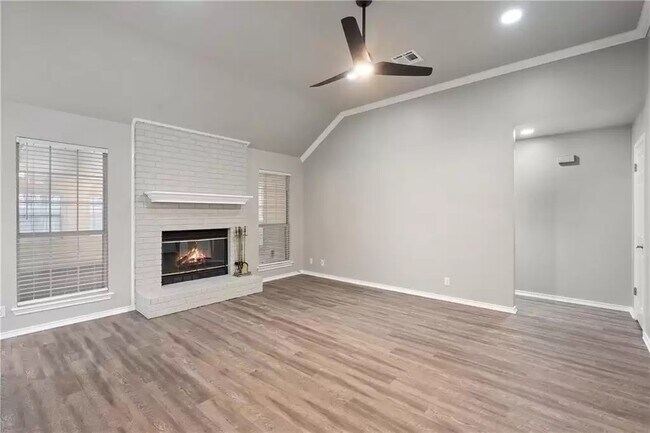 Foto del edificio - 5105 Sterling Dr