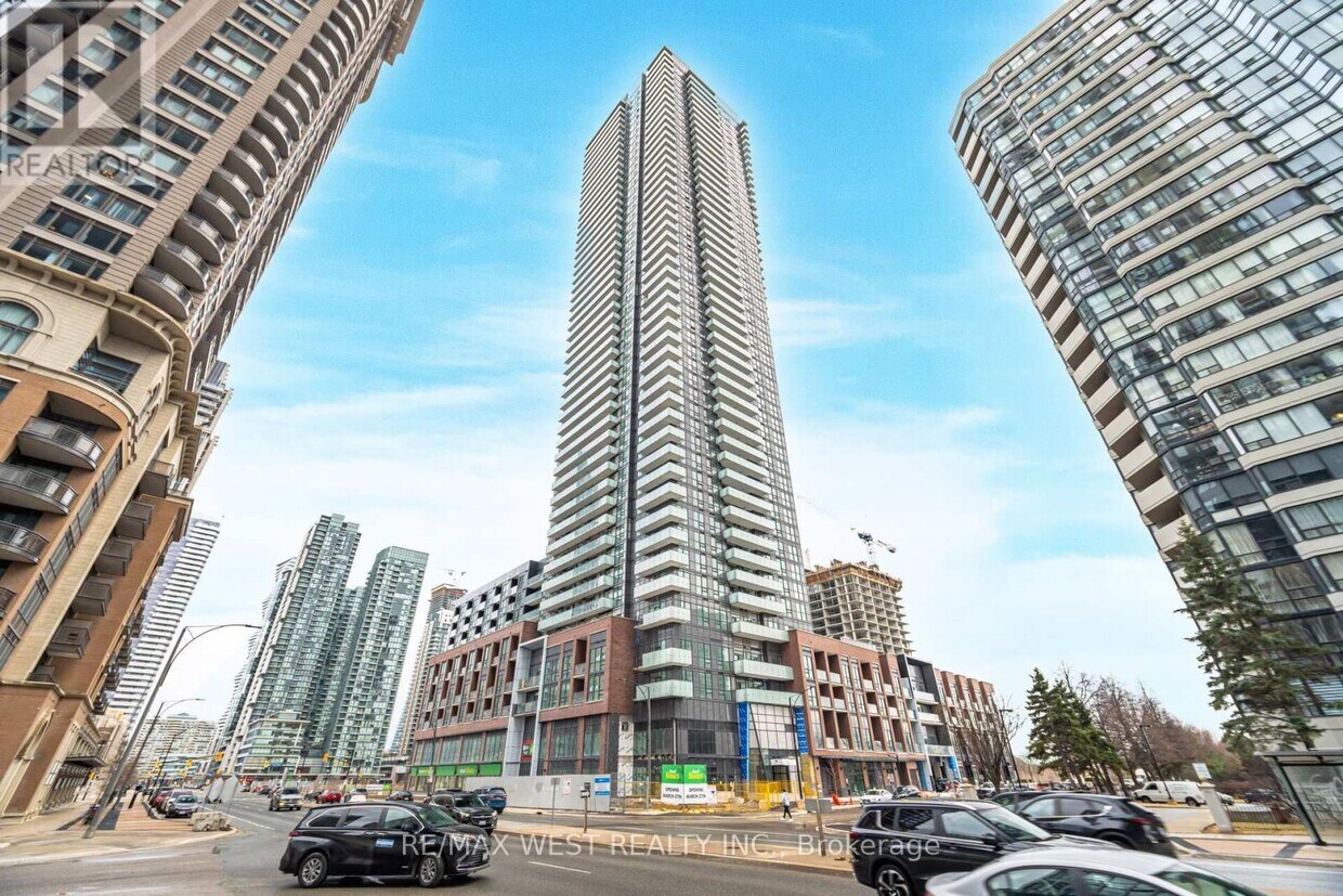 Photo principale - 430-4430 Square One Dr