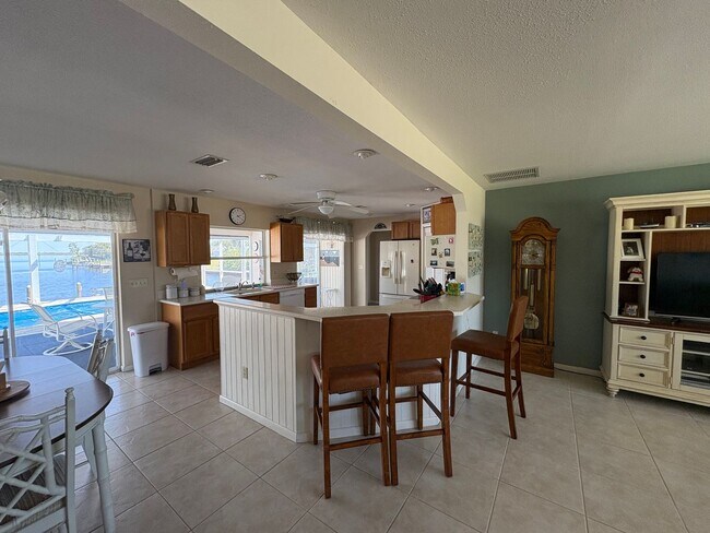 Foto del edificio - Sunsets & Serenity 2/2 Pool Home on a canal