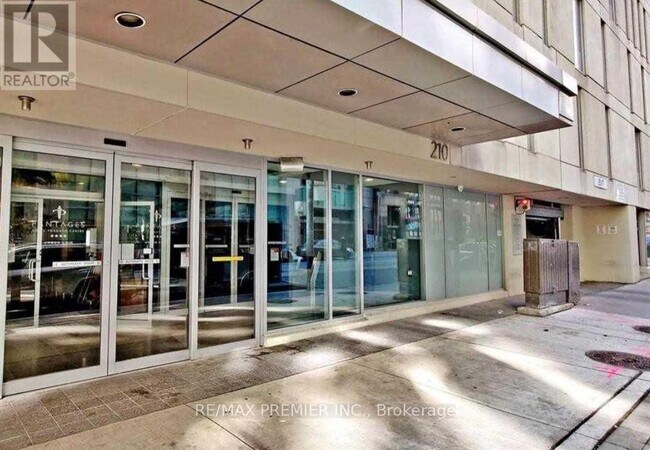 Photo du bâtiment - 210 Victoria St