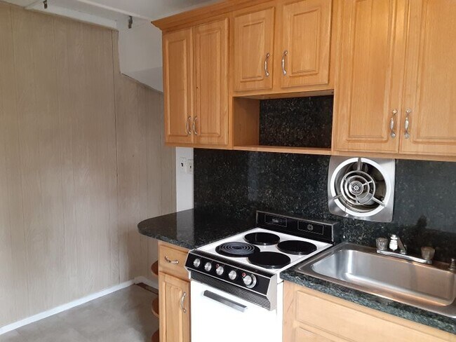 kitchen - 15 Ingersoll St