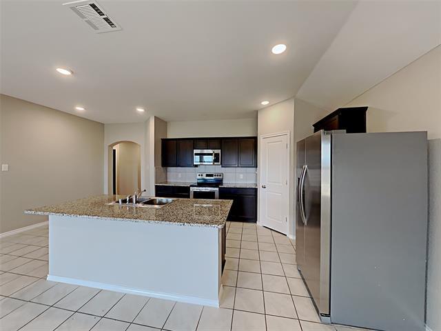 Building Photo - 916 Roland Dr