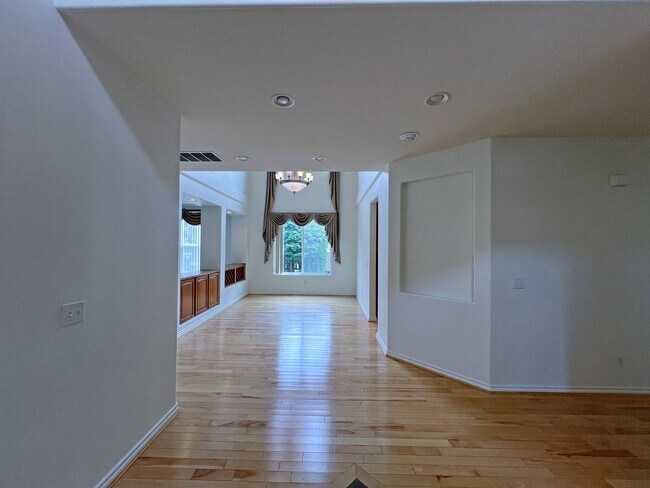 Building Photo - Georgeous! Elegant! Spacious! 5 Bedrooms!