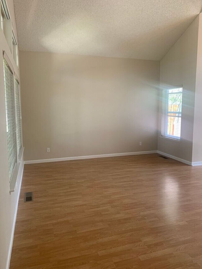 Building Photo - 5456 Santa Rosa Ave