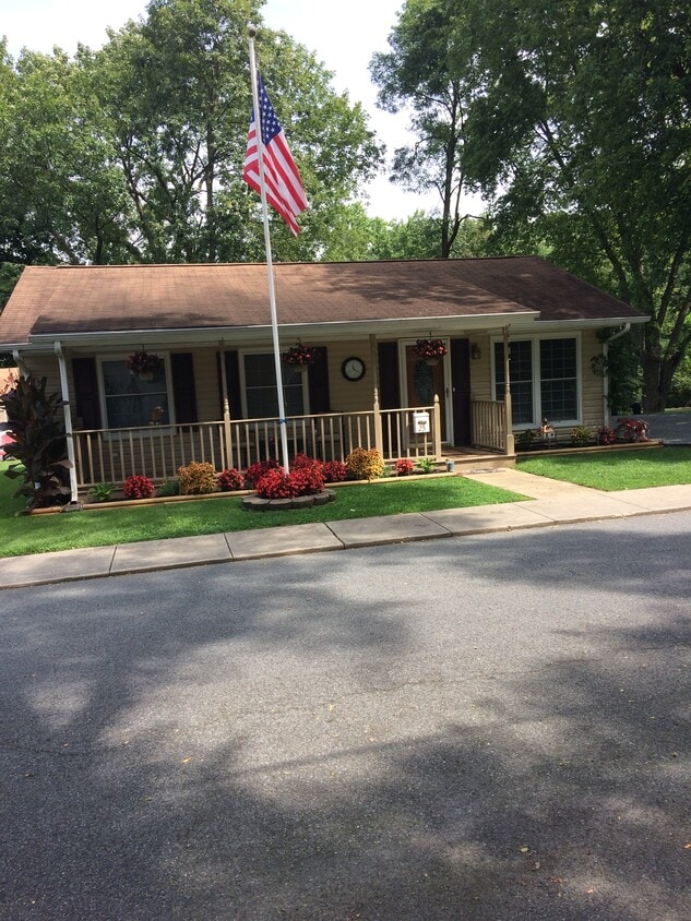 Beautiful clean ranch - 25 Beech St