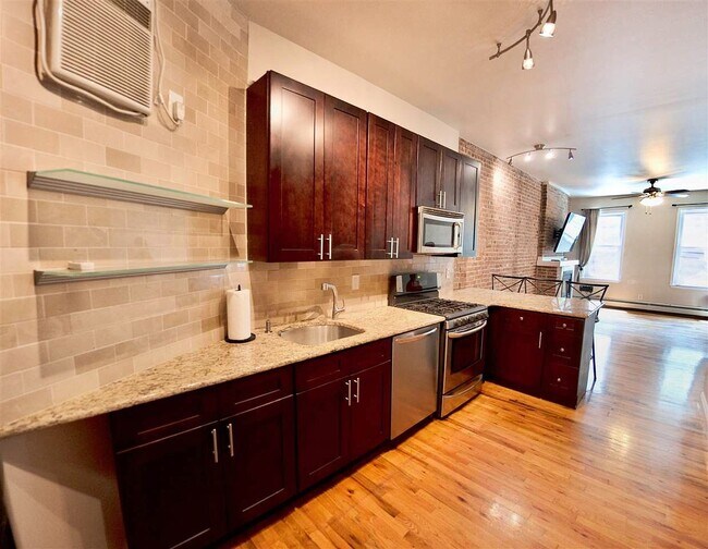 Foto del edificio - 228 1st St