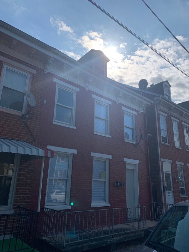 Foto del edificio - 241 S Penn St