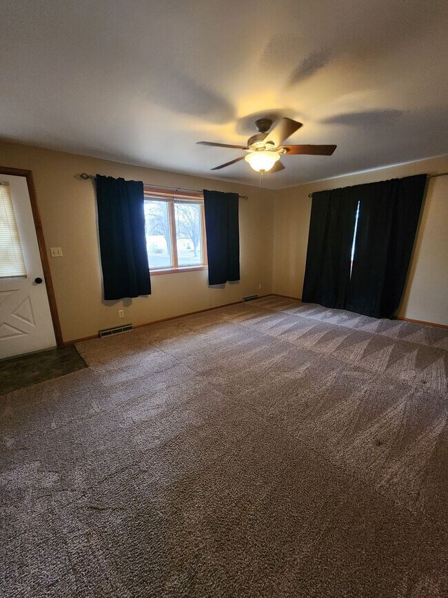 Building Photo - 3 bedroom 2 bath with garage